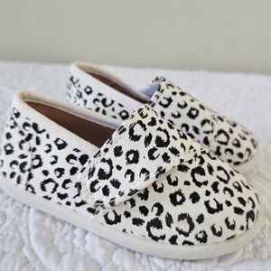 KOMFORME Little Girls Leopard Print Slip On Shoes, Velcro Closure